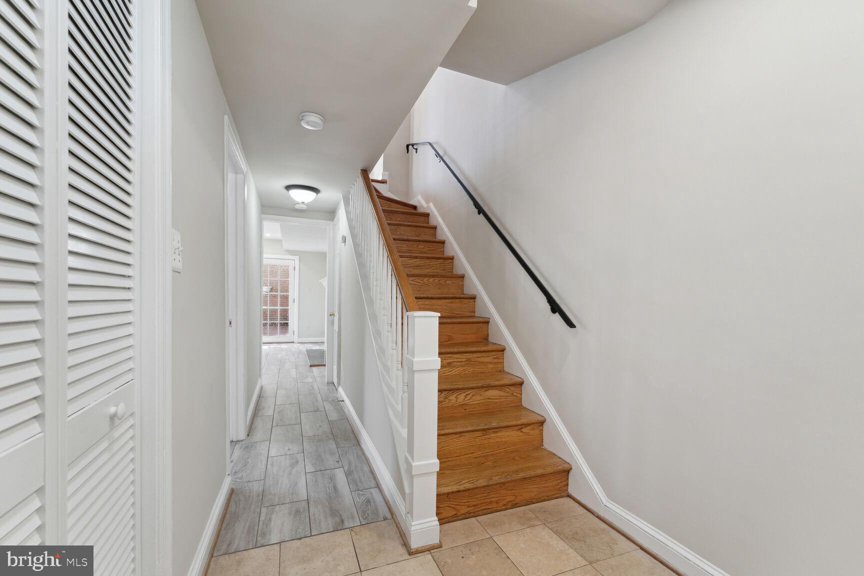 2522 QUEEN ANNES LN NW