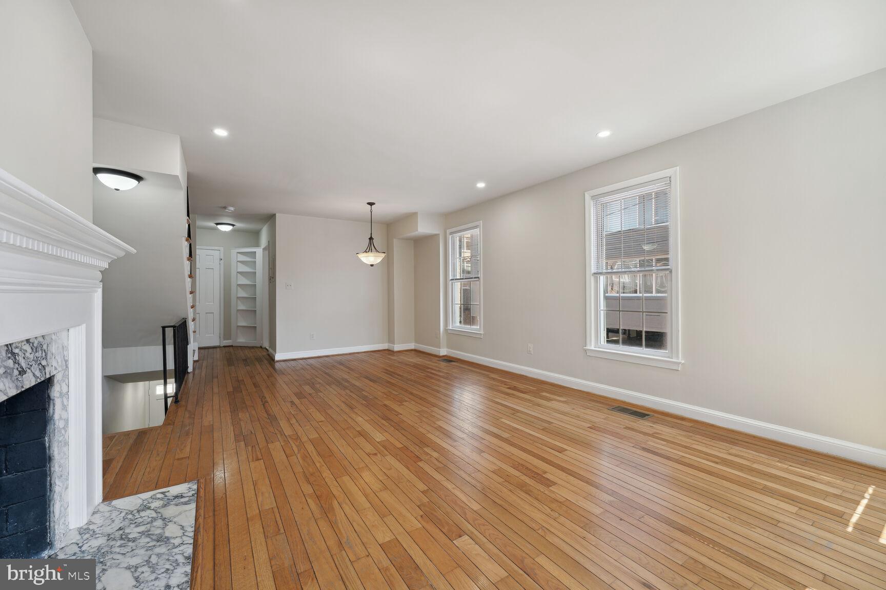 2522 QUEEN ANNES LN NW