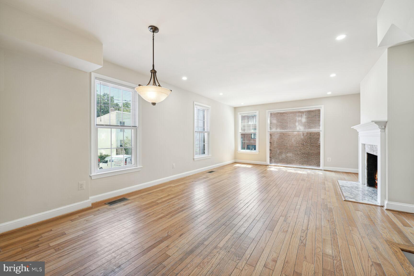 2522 QUEEN ANNES LN NW