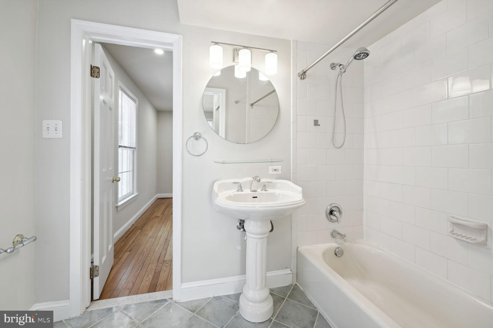 2522 QUEEN ANNES LN NW