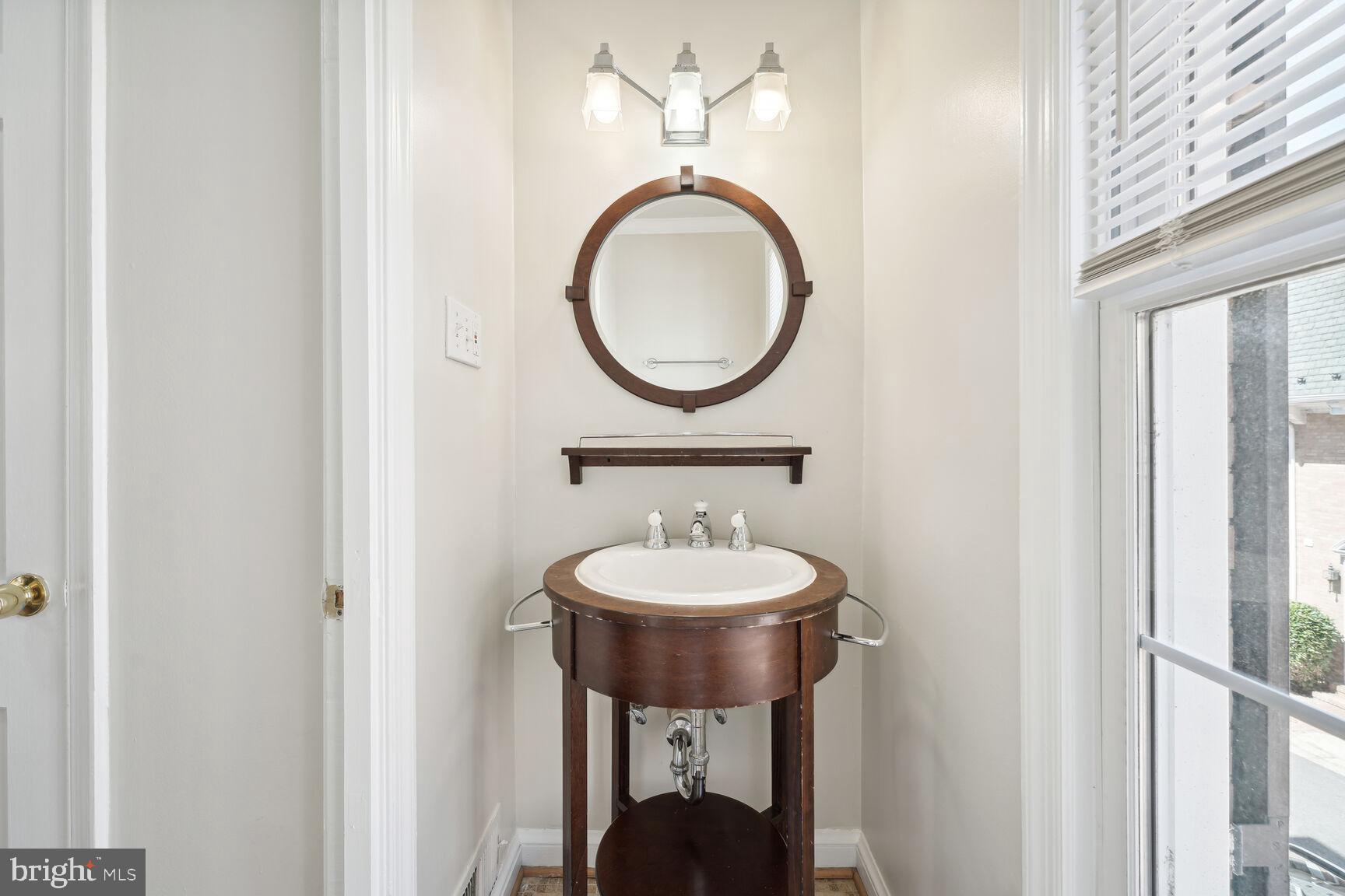 2522 QUEEN ANNES LN NW