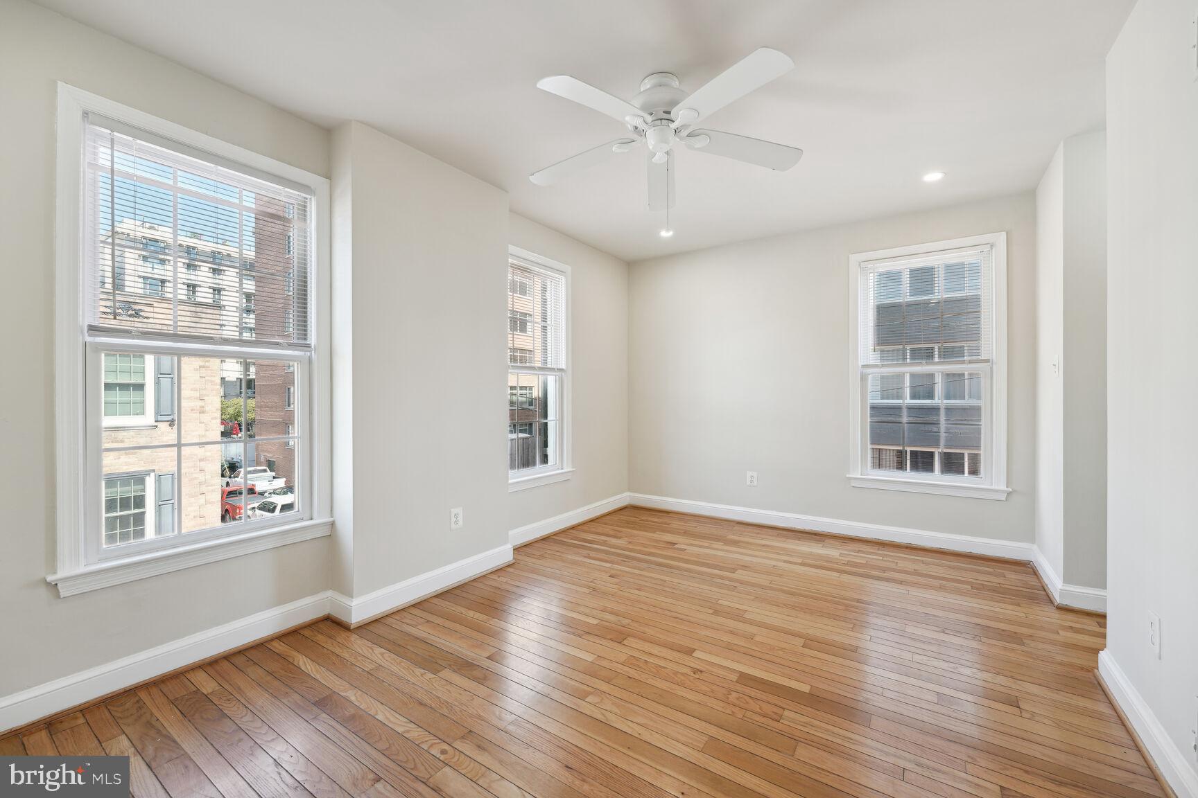 2522 QUEEN ANNES LN NW