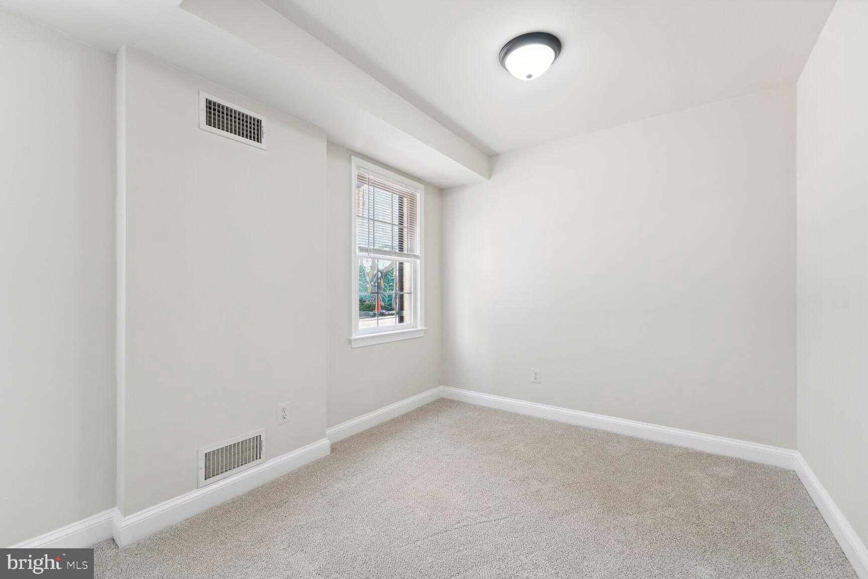 2522 QUEEN ANNES LN NW