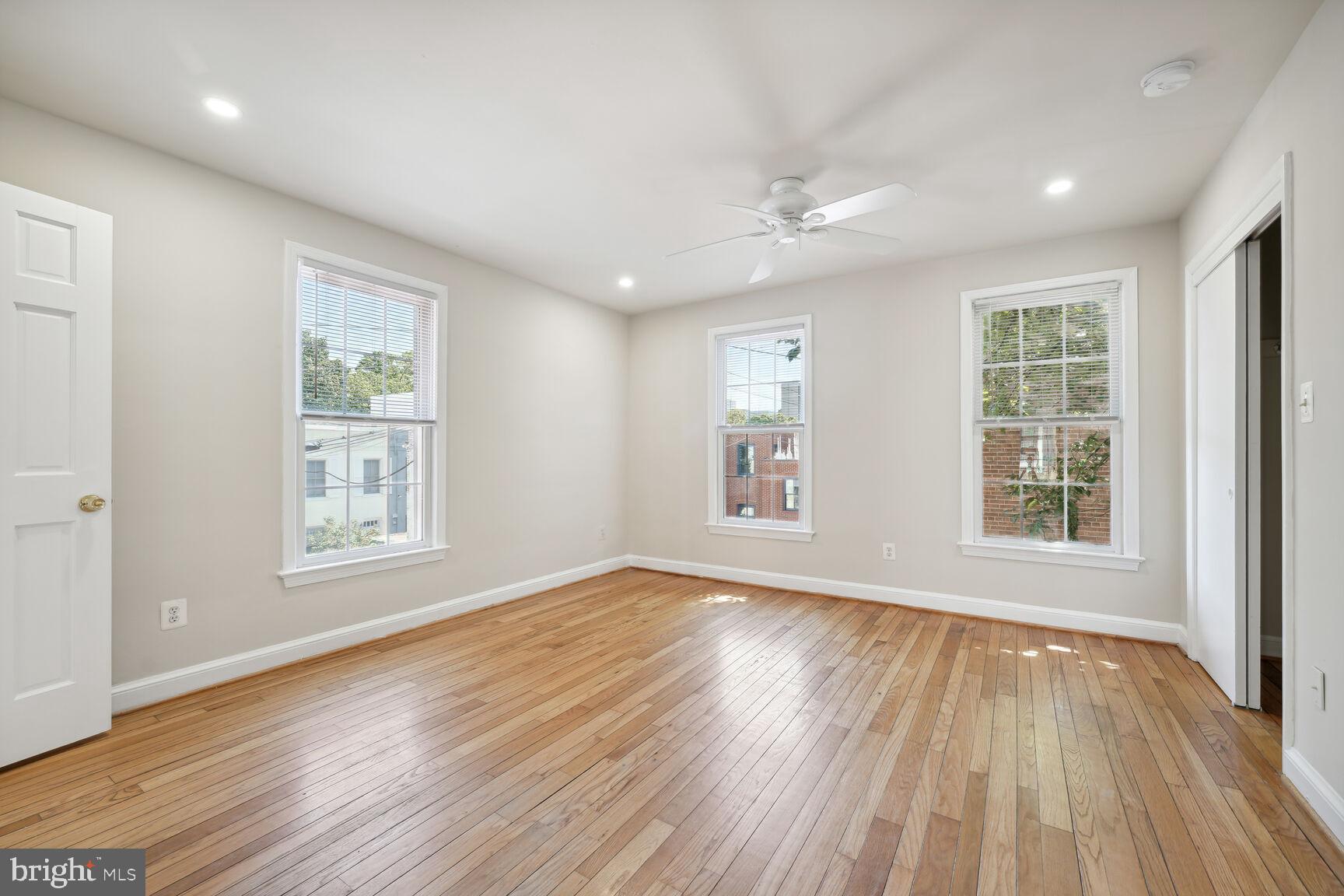 2522 QUEEN ANNES LN NW