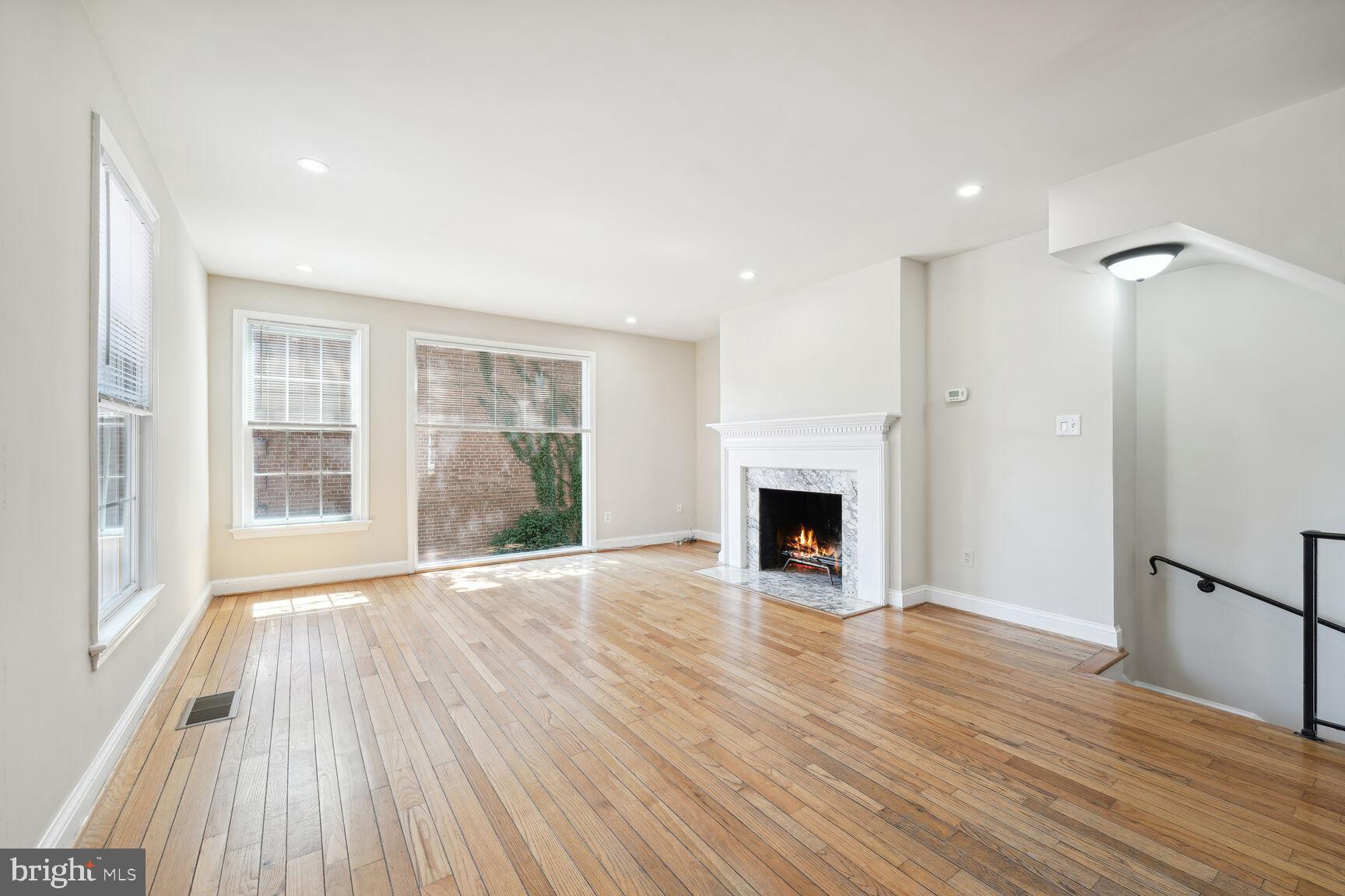 2522 QUEEN ANNES LN NW