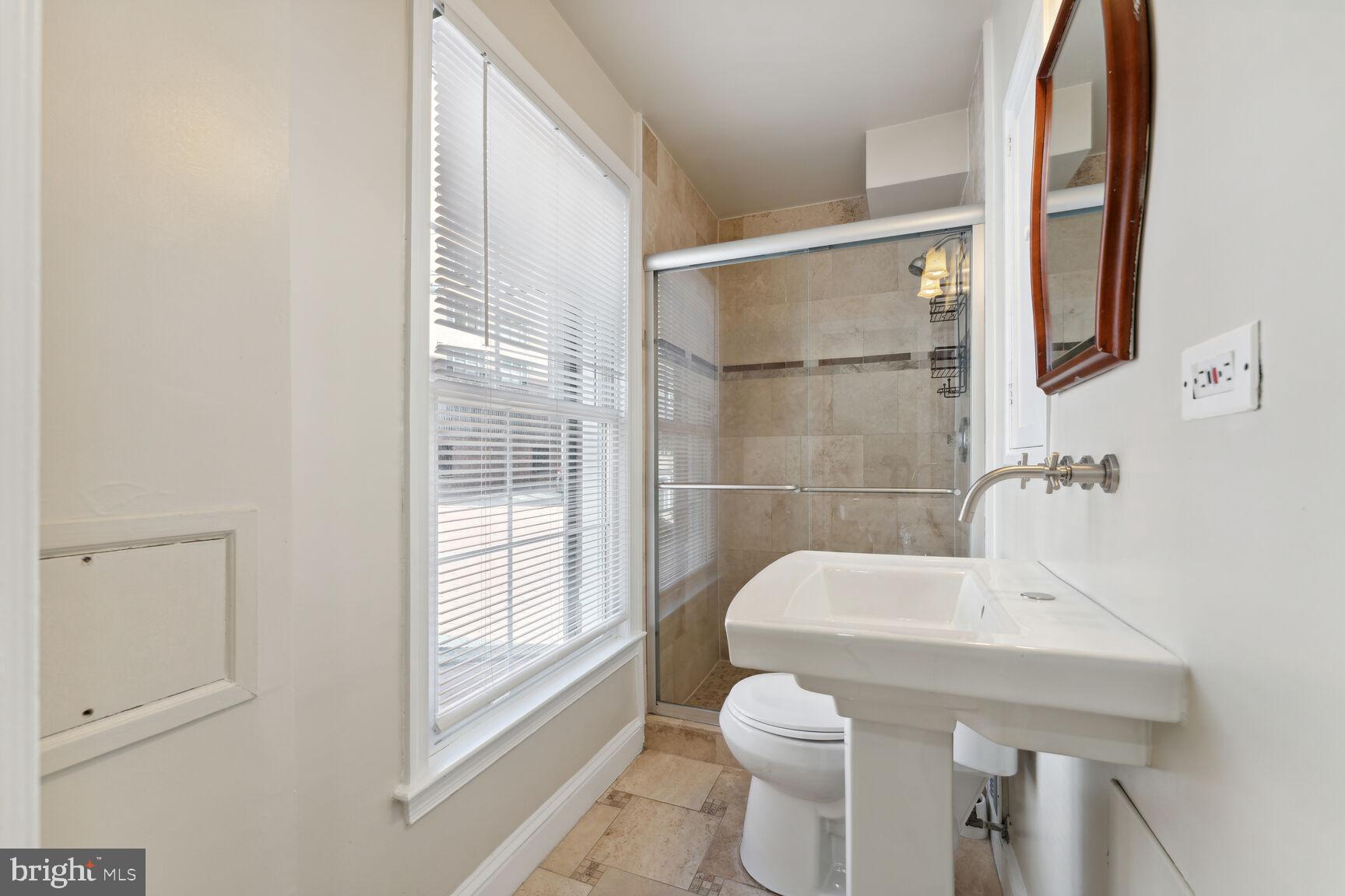 2522 QUEEN ANNES LN NW