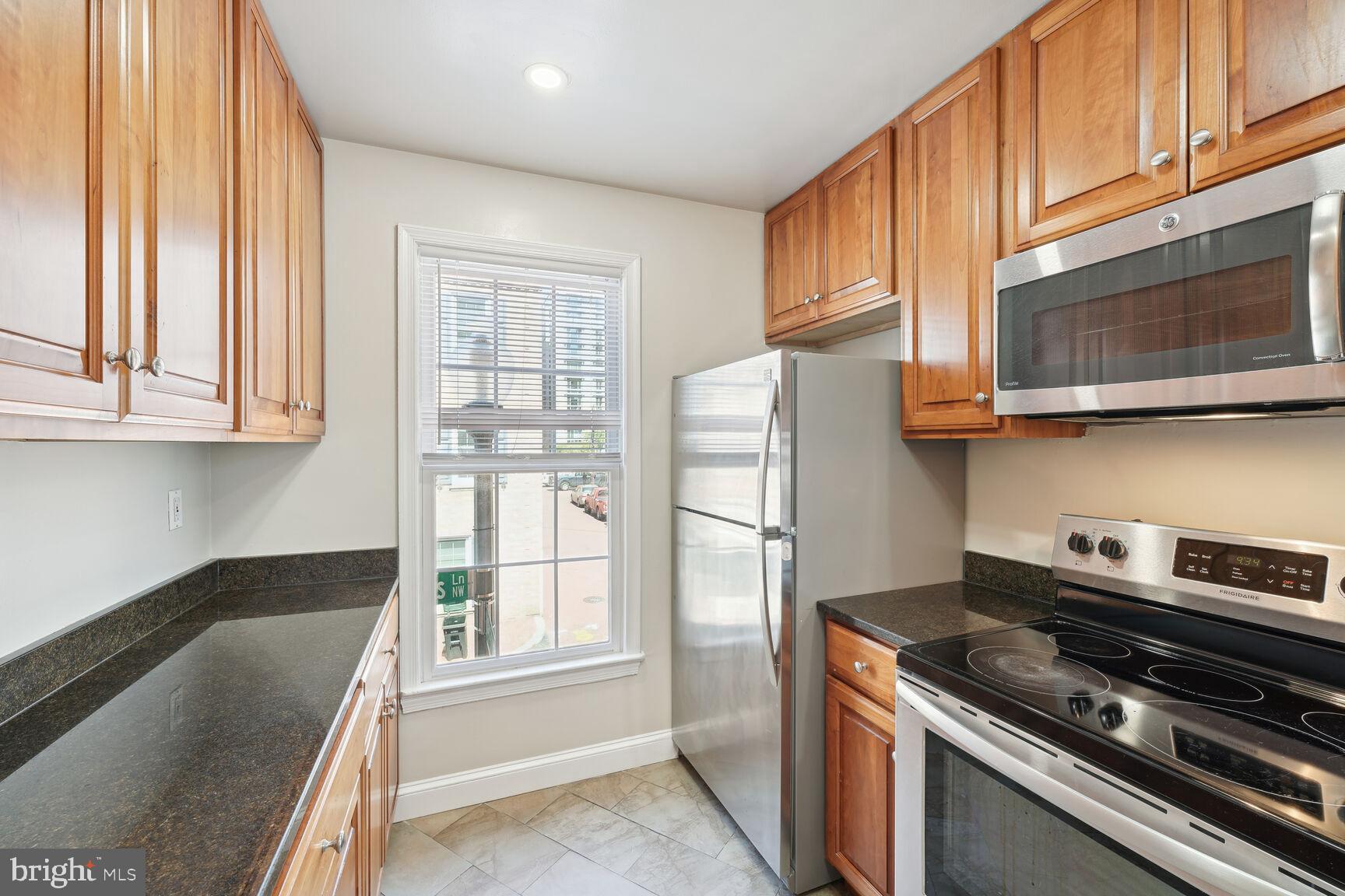 2522 QUEEN ANNES LN NW