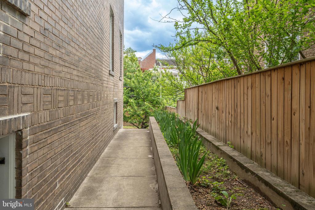 1644 Hobart St NW