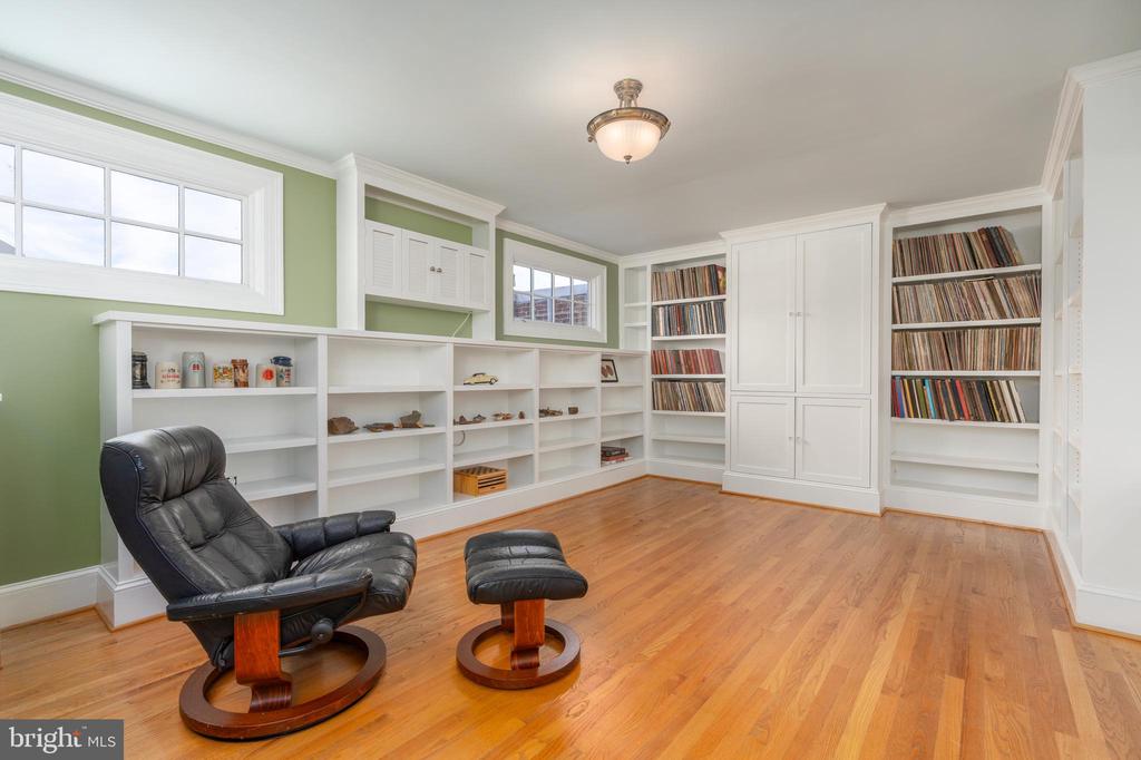 1644 Hobart St NW