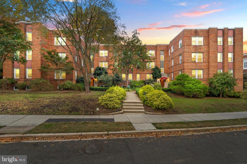 2803 CORTLAND PLACE NW 206