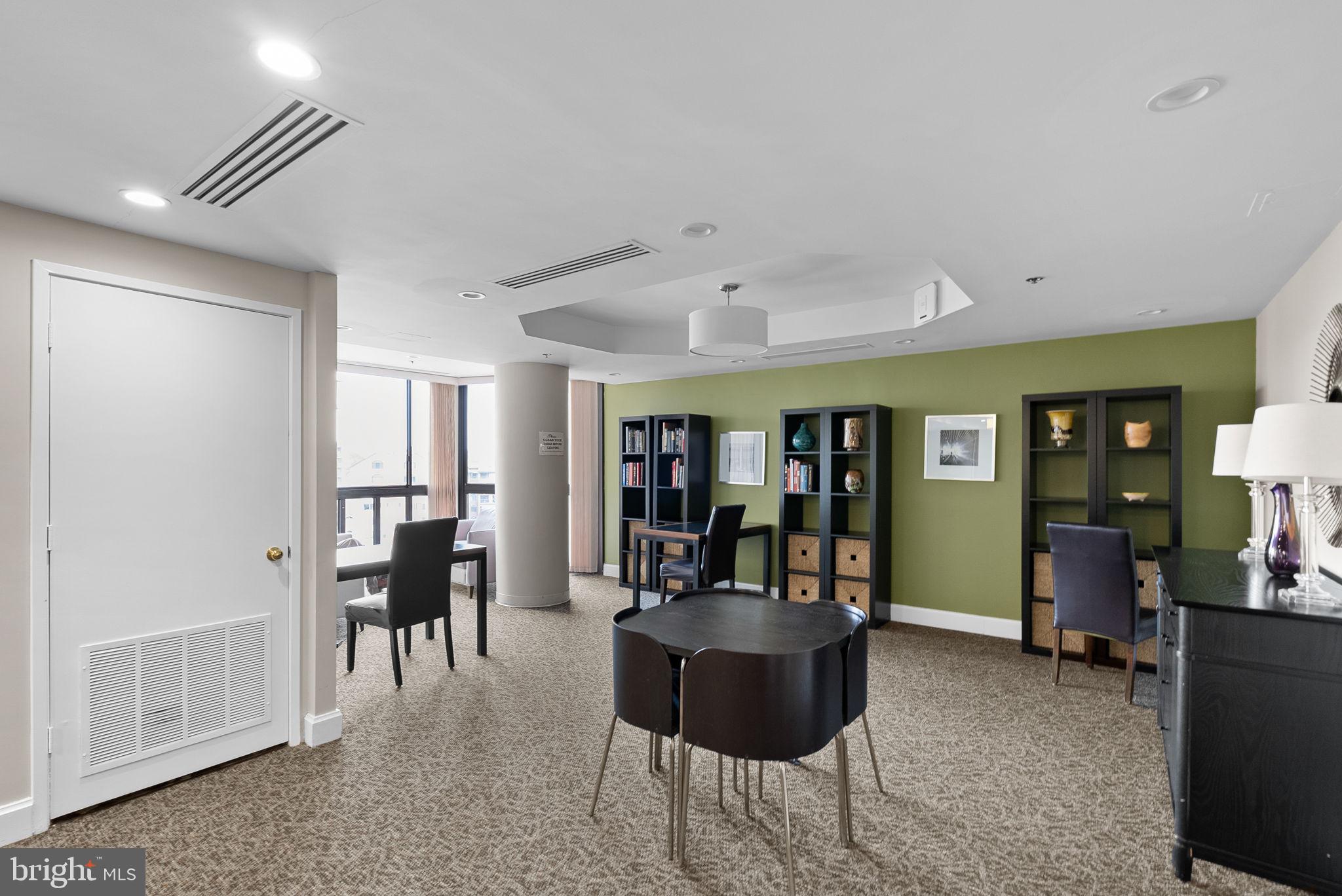 900 N Stafford St #1614