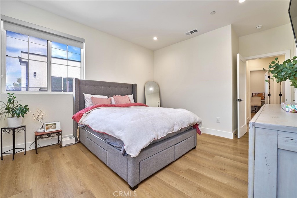 1509 W 207th Street