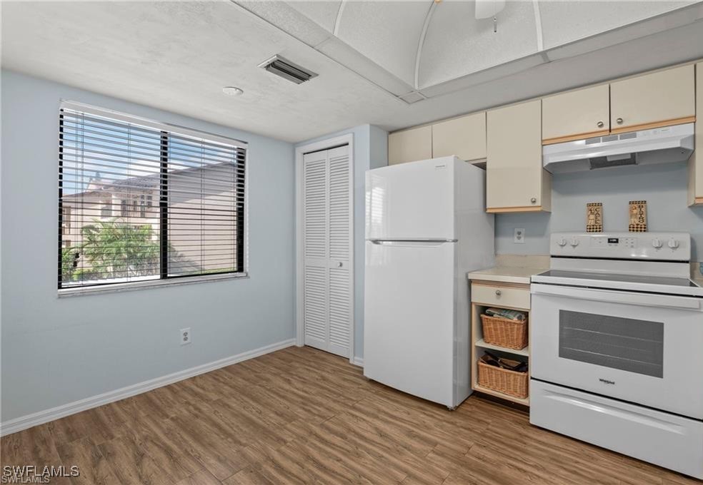 7360 Saint Ives WAY 2201