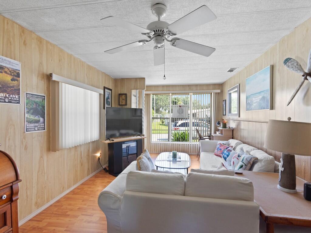 521 NE Sapphire Way