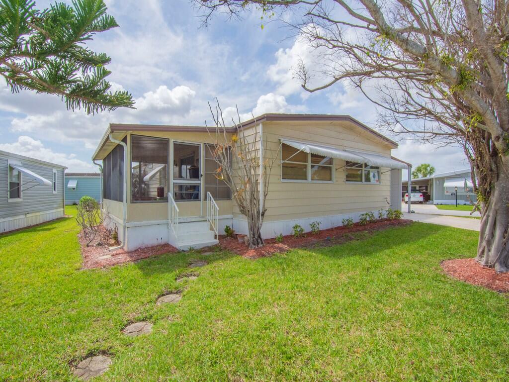 225 NE Forrest Court