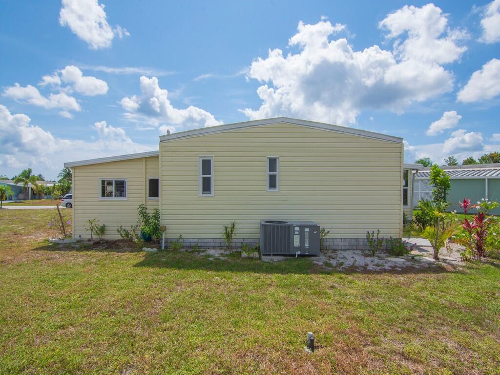 196 NE Emerald Drive