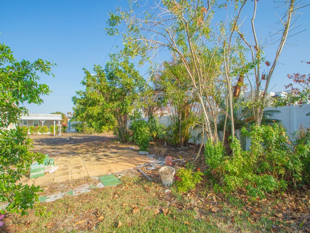 335 NE Tropicalia Lane