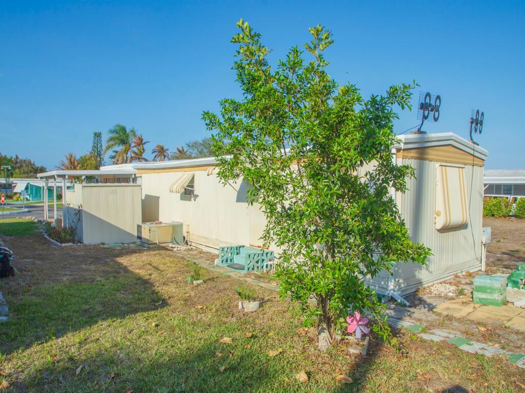 335 NE Tropicalia Lane