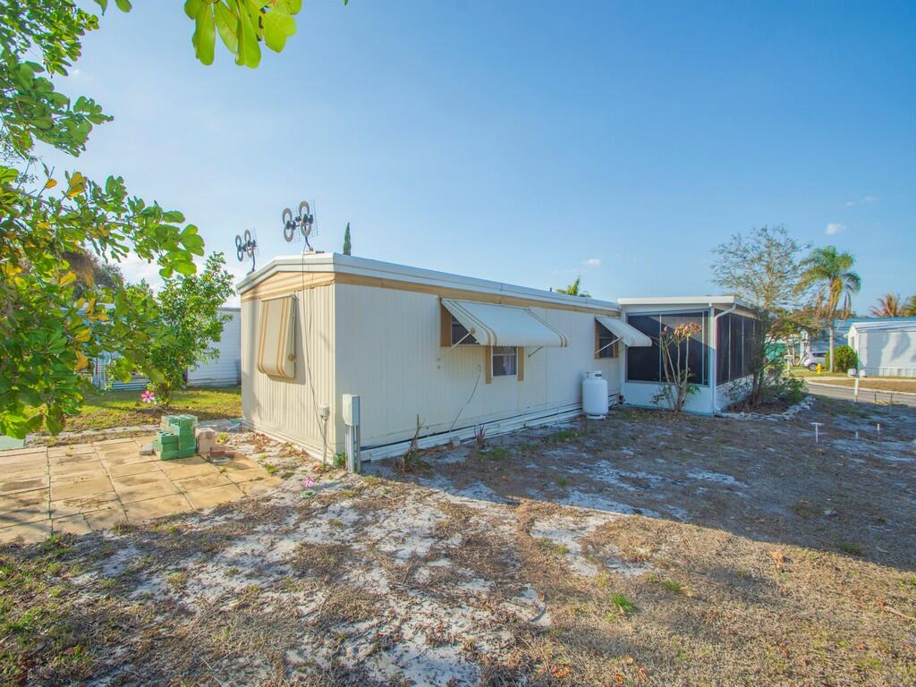 335 NE Tropicalia Lane