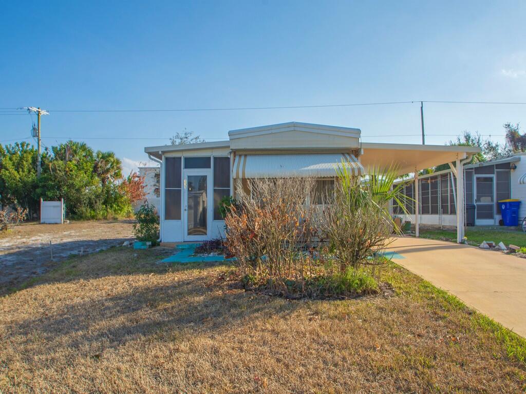 335 NE Tropicalia Lane