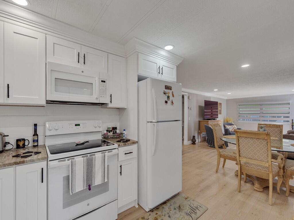 309 NE Pinelake Village Boulevard