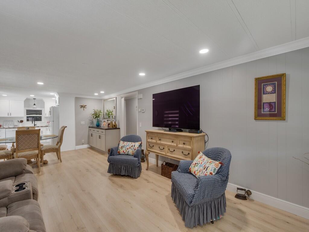 309 NE Pinelake Village Boulevard