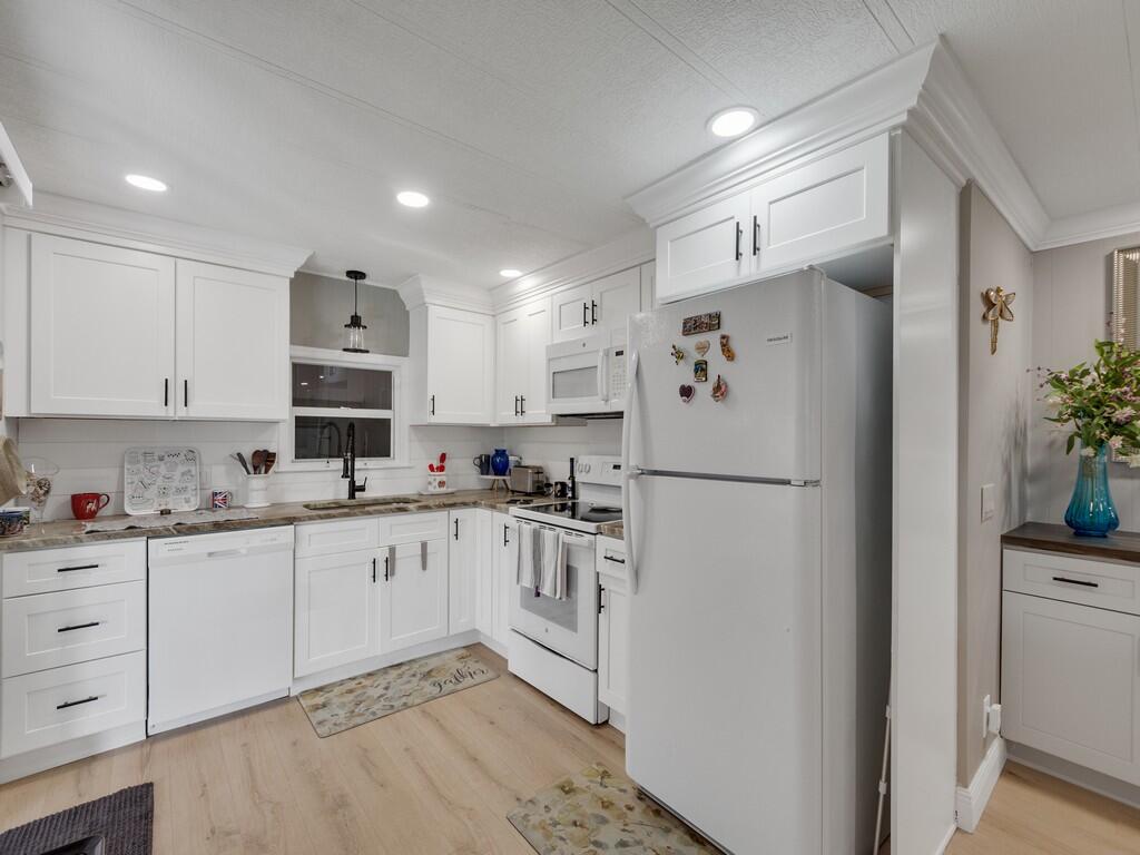 309 NE Pinelake Village Boulevard