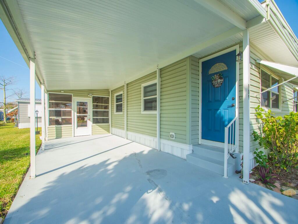 309 NE Pinelake Village Boulevard