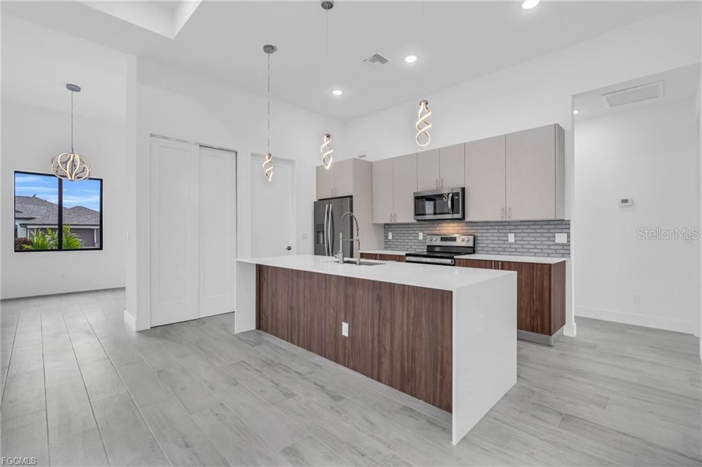 15401 AQUA CIR