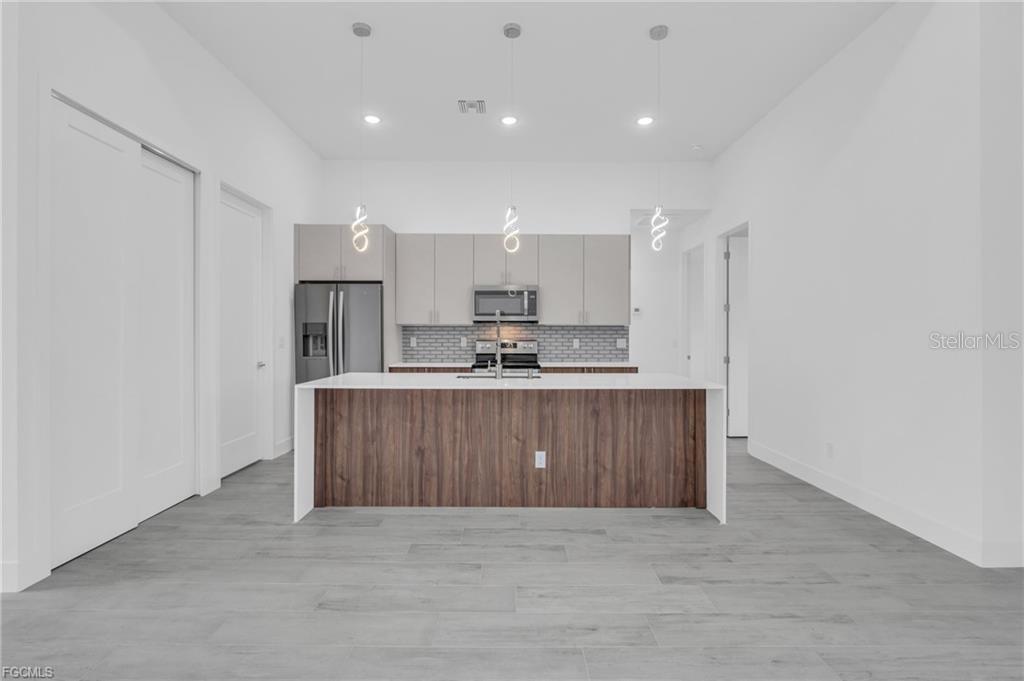 15401 AQUA CIR