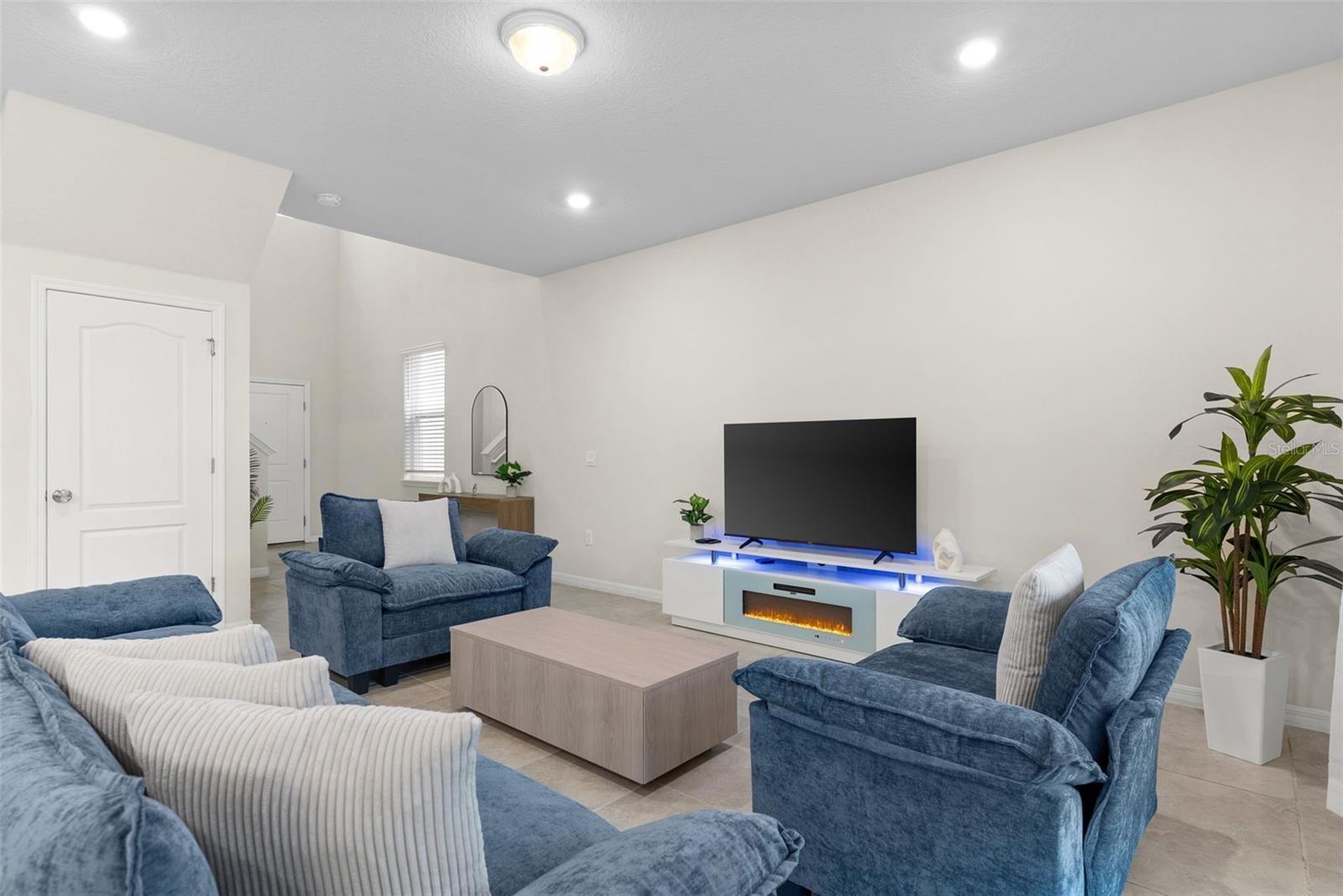 7247 OAKMOSS LOOP LOOP