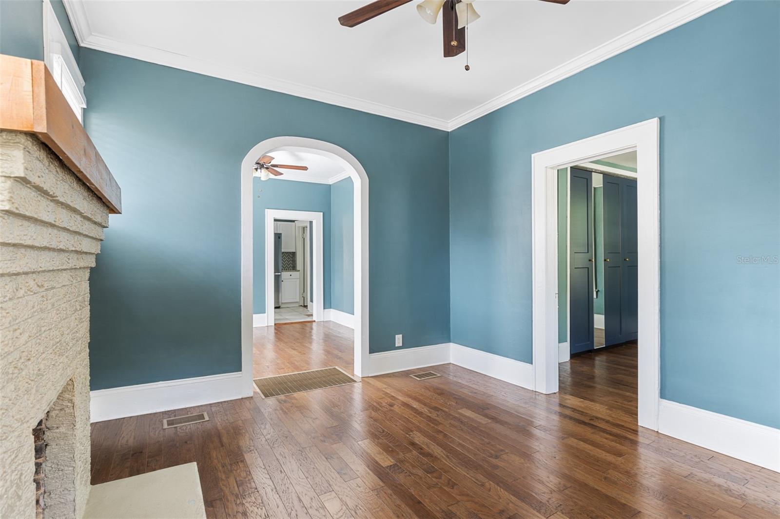 507 E FLORIBRASKA AVENUE