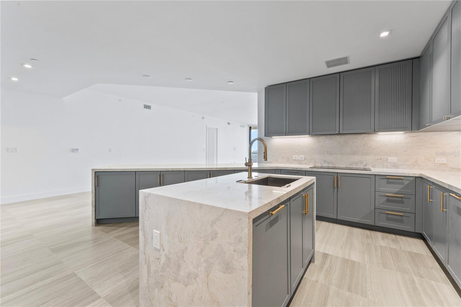 2912 W SANTIAGO ST #703