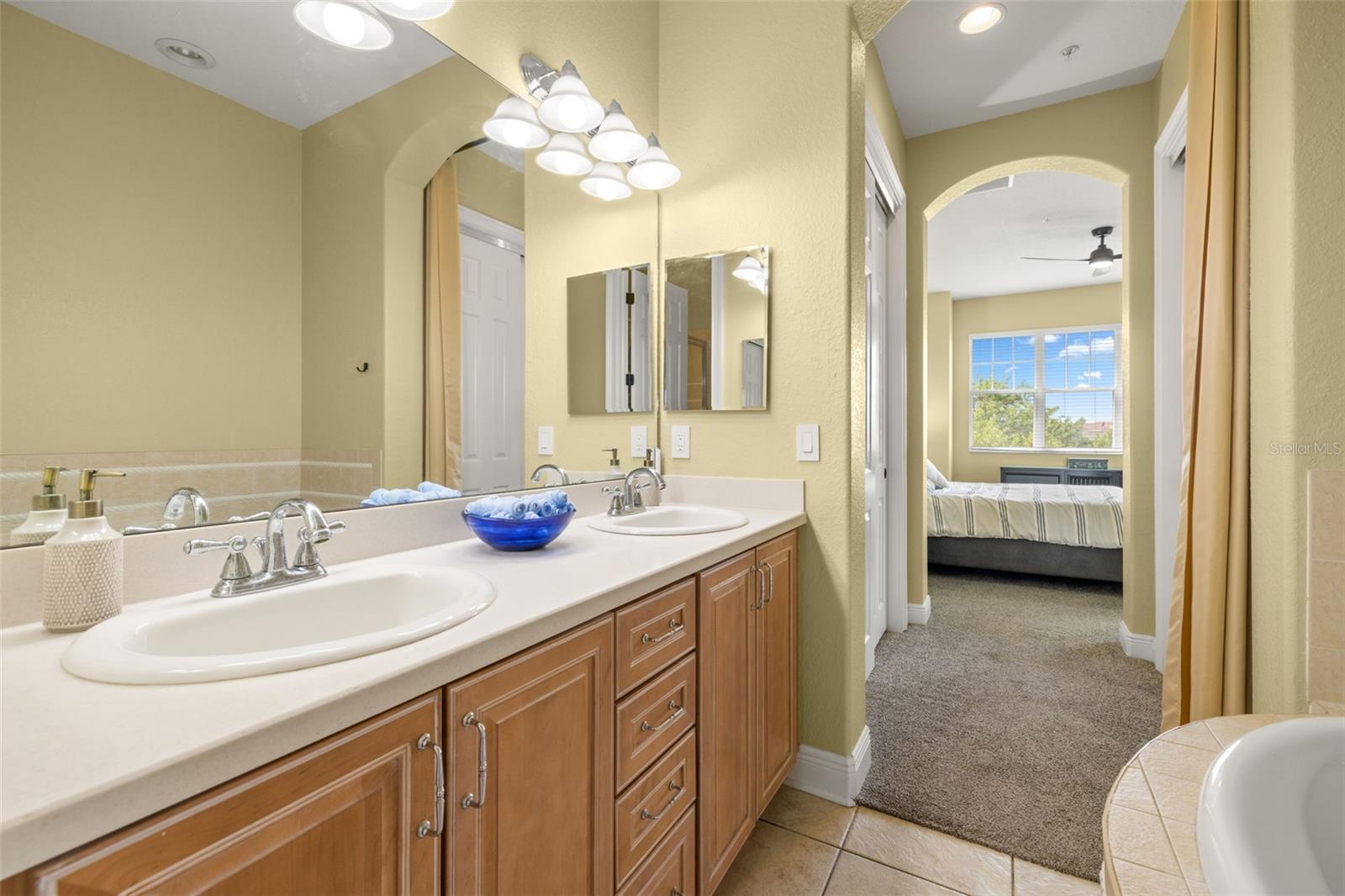 6002 YEATS MANOR DR #101