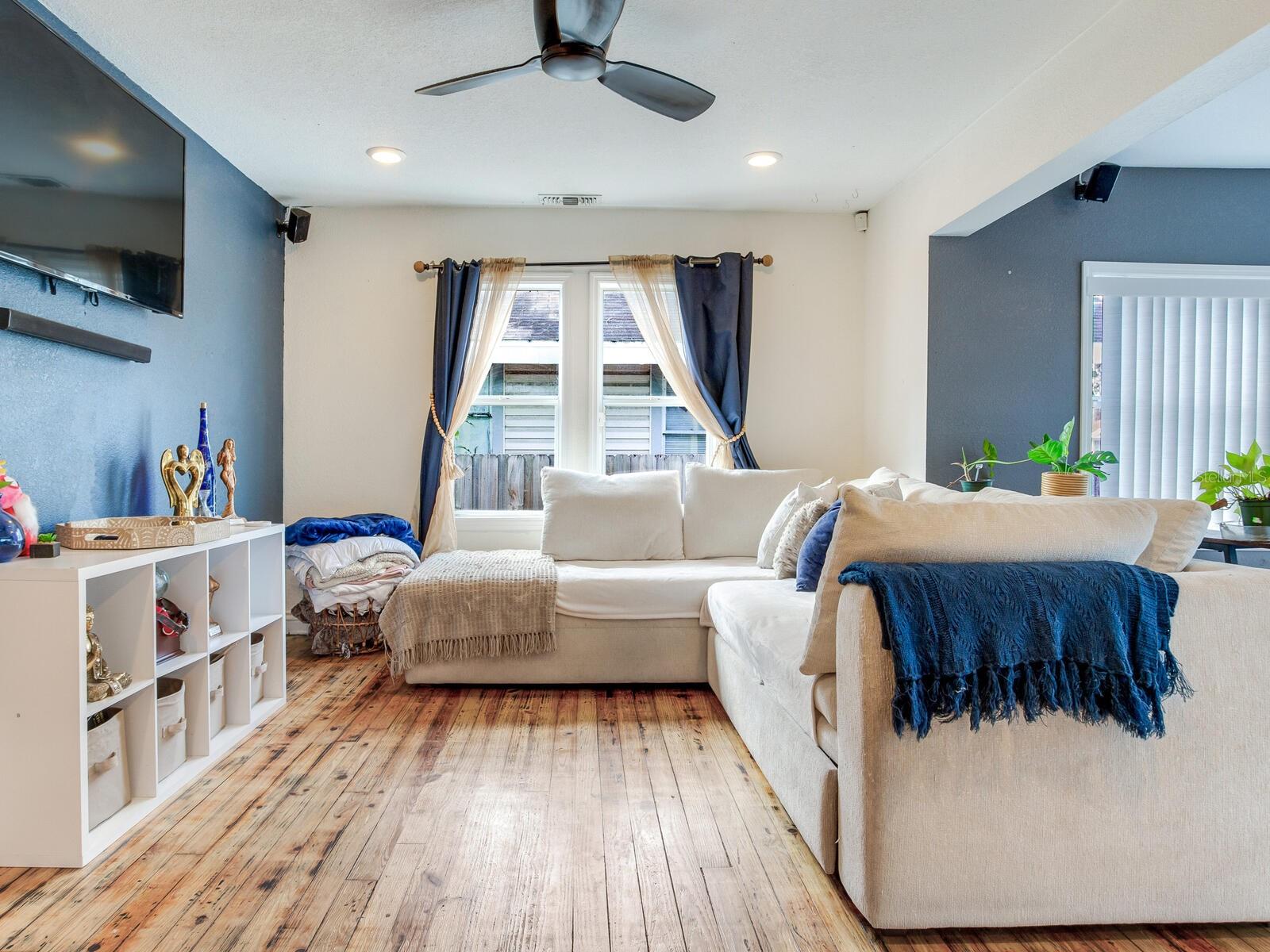809 E NEW ORLEANS AVE