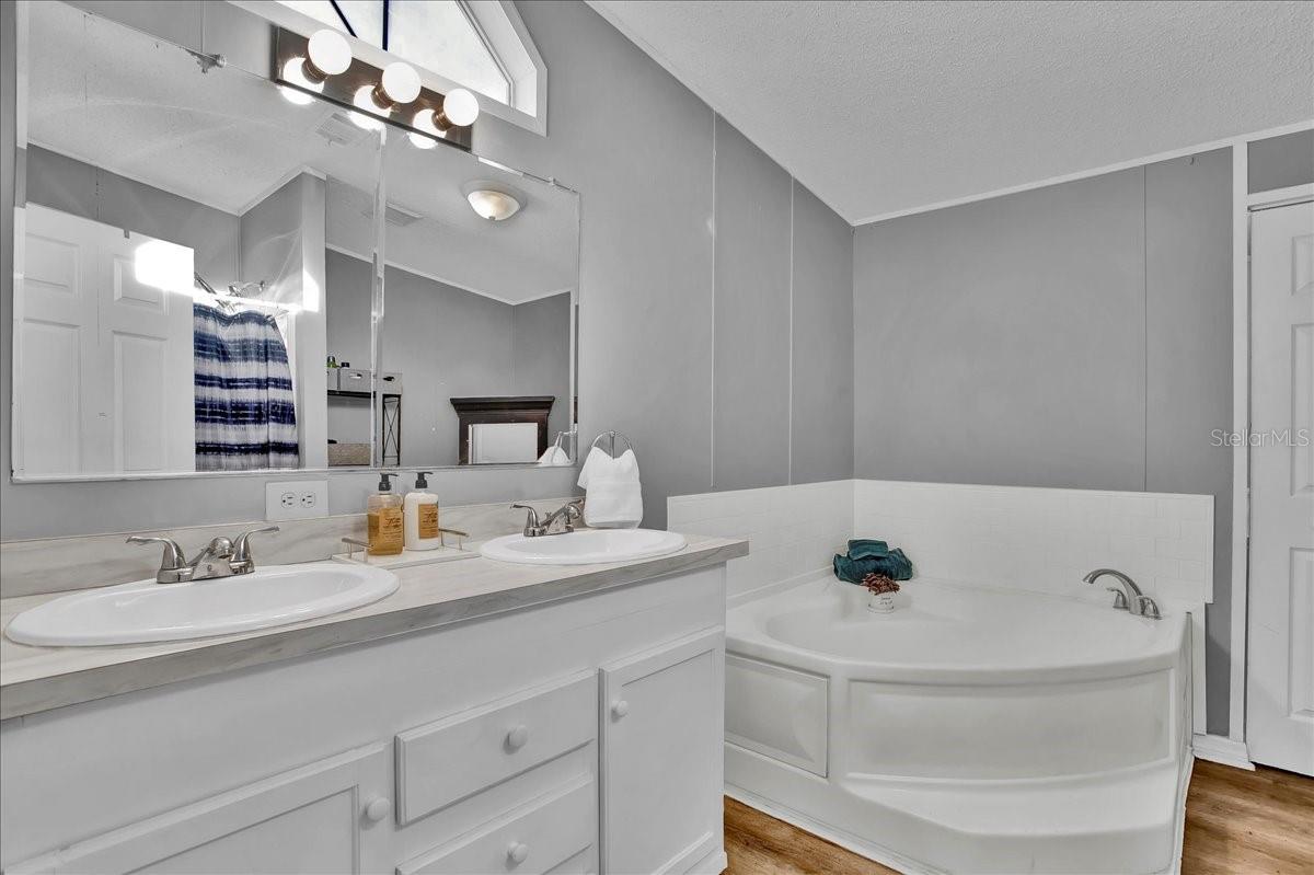 10404 HAWK CT