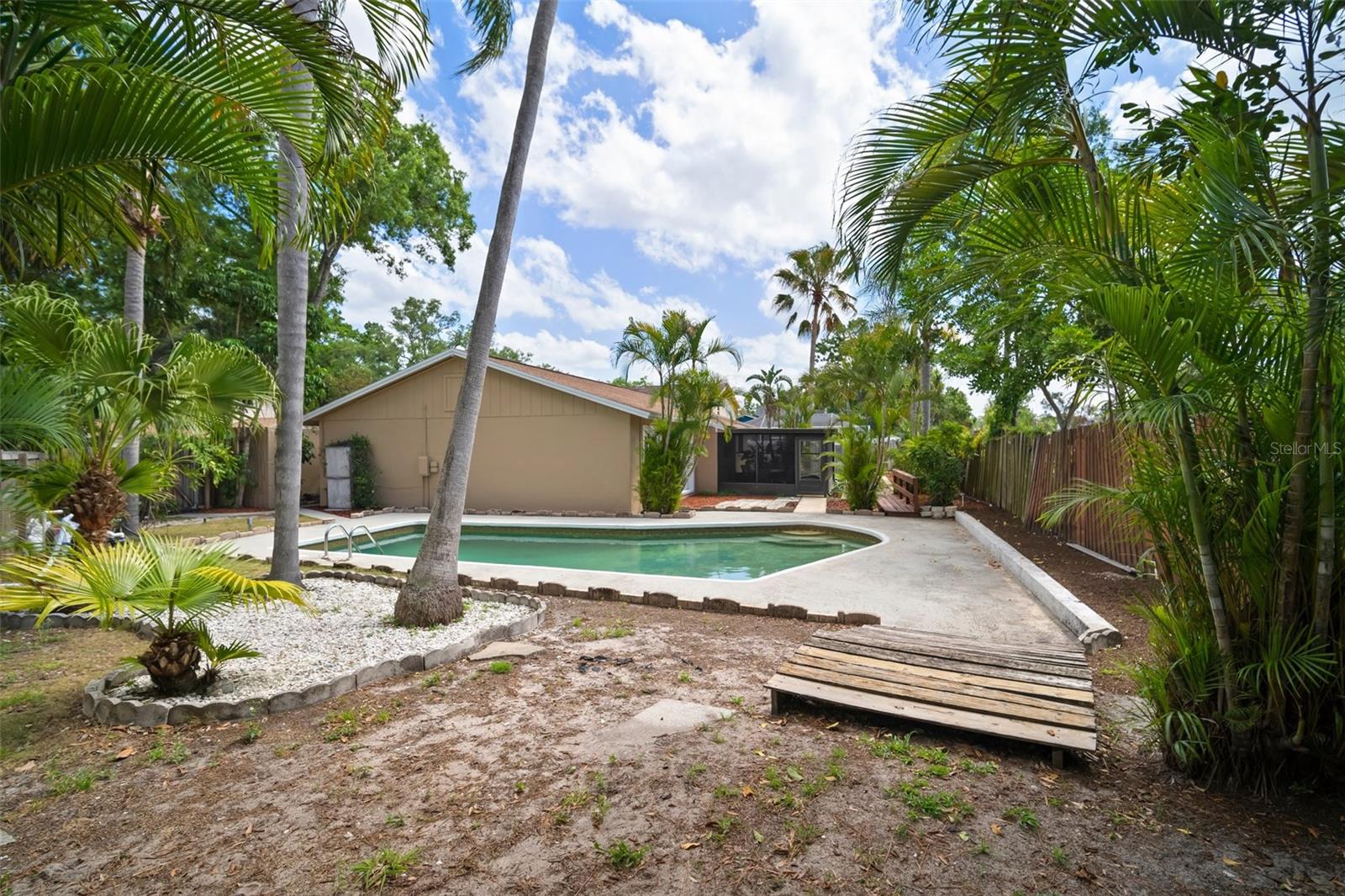 7020 OAKVIEW CIR