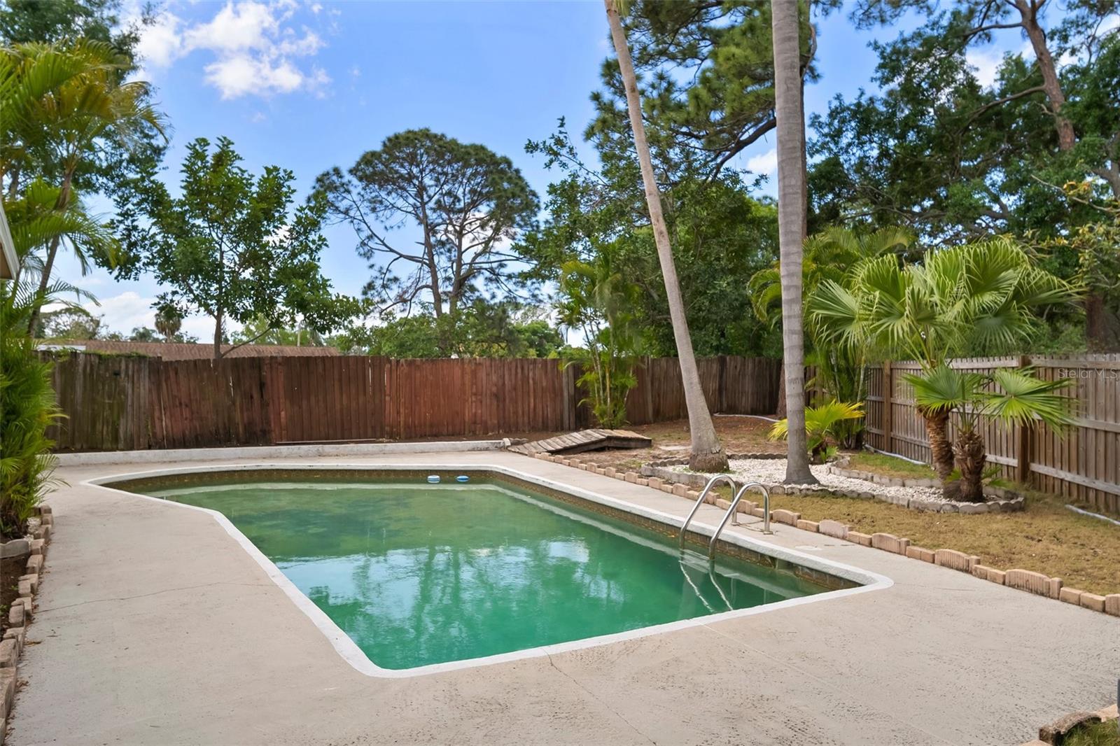 7020 OAKVIEW CIR
