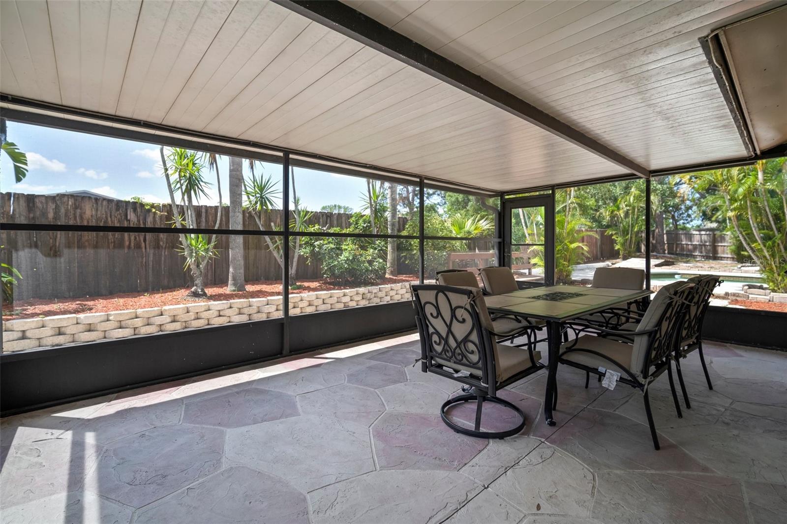 7020 OAKVIEW CIR