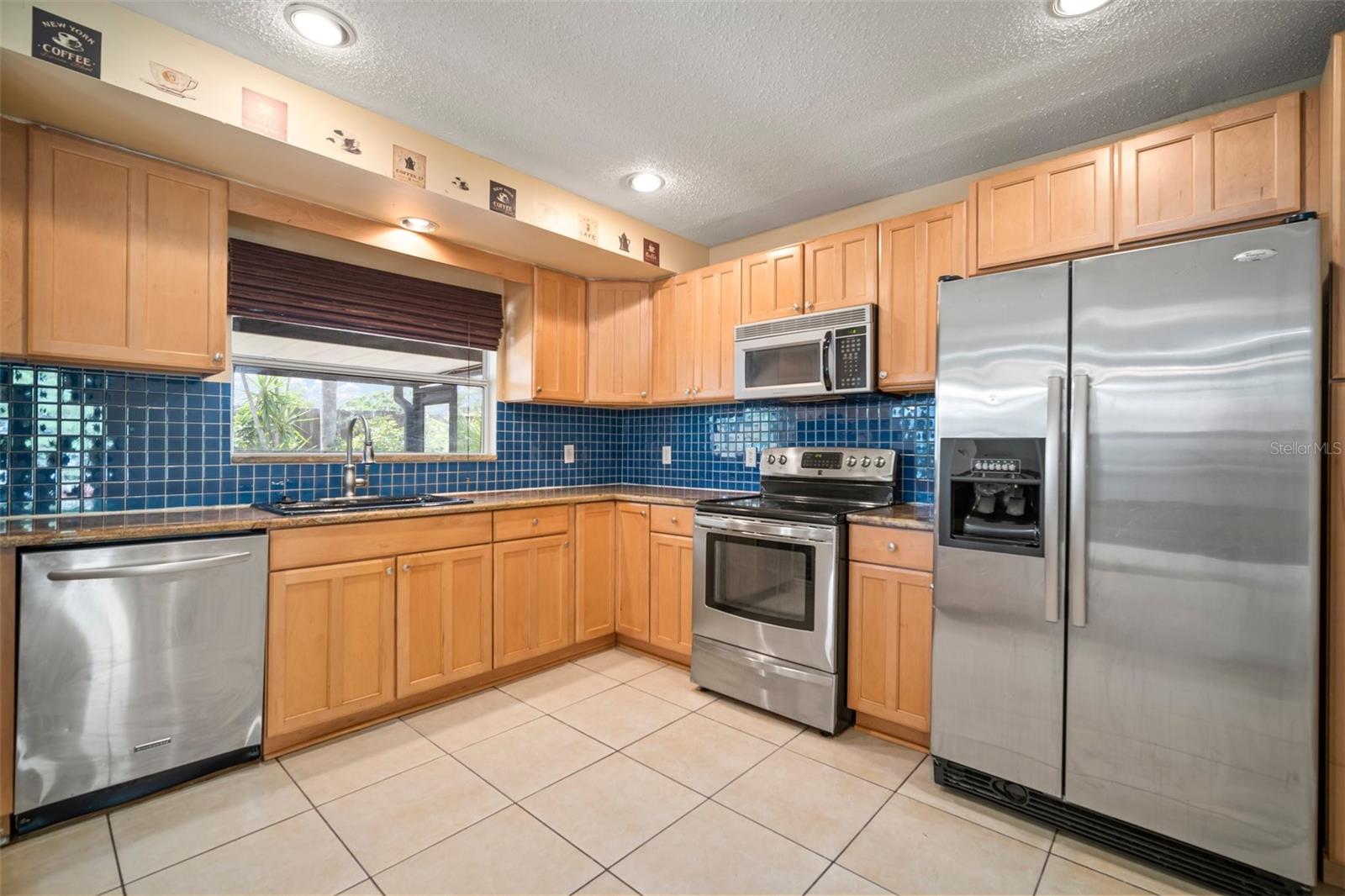 7020 OAKVIEW CIR