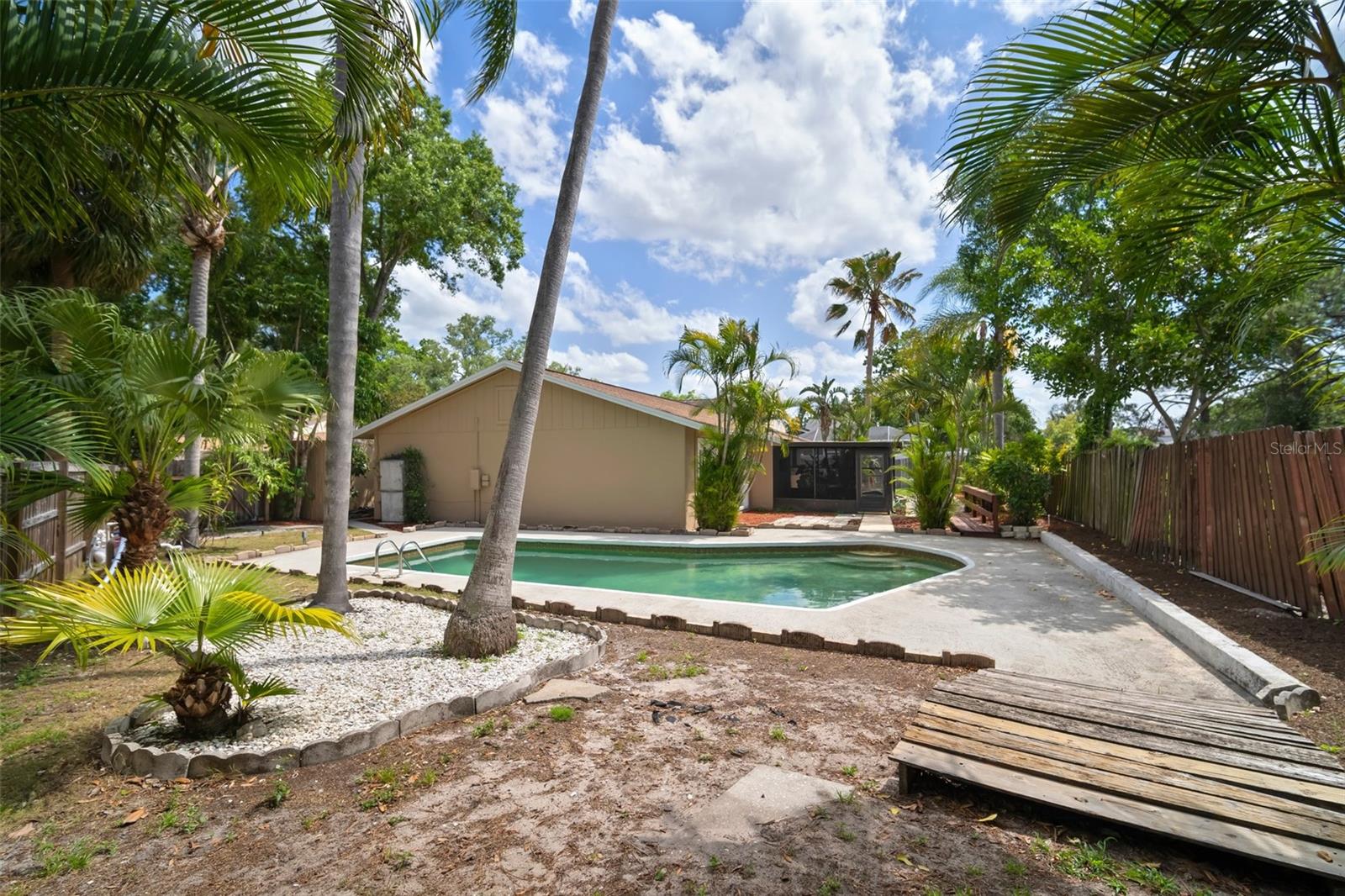 7020 OAKVIEW CIR