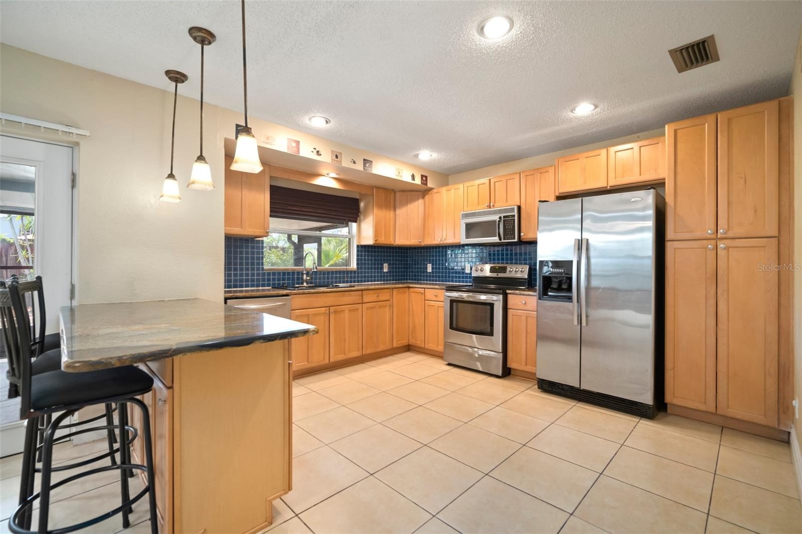 7020 OAKVIEW CIR