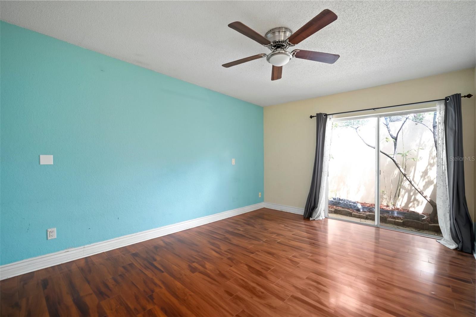 7020 OAKVIEW CIR