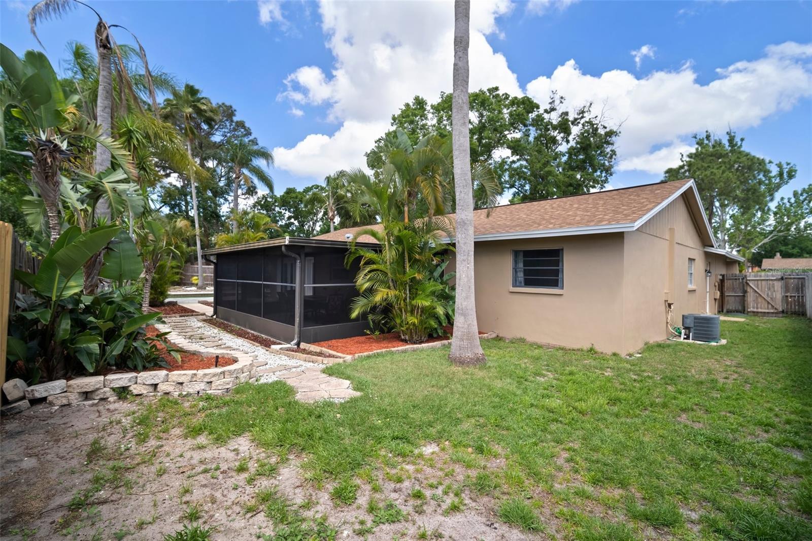 7020 OAKVIEW CIR