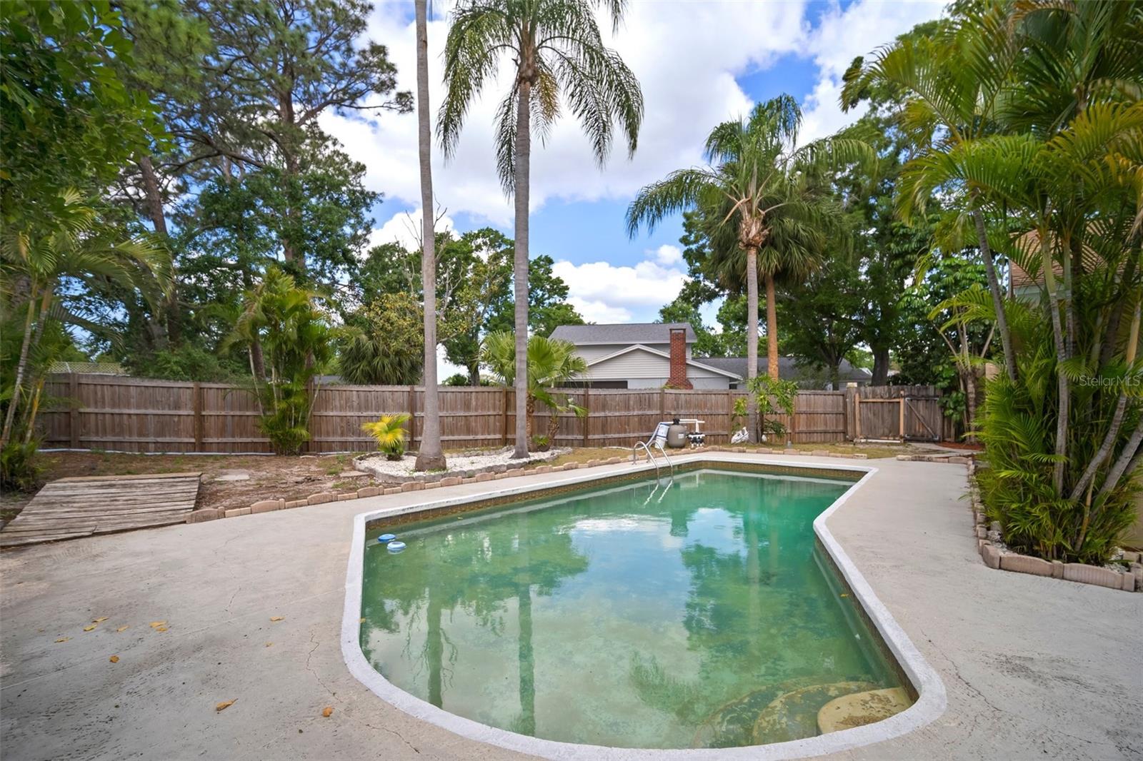 7020 OAKVIEW CIR