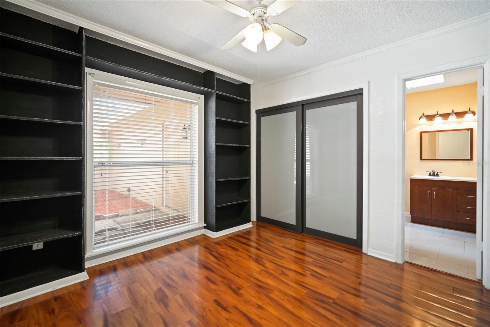 7020 OAKVIEW CIR