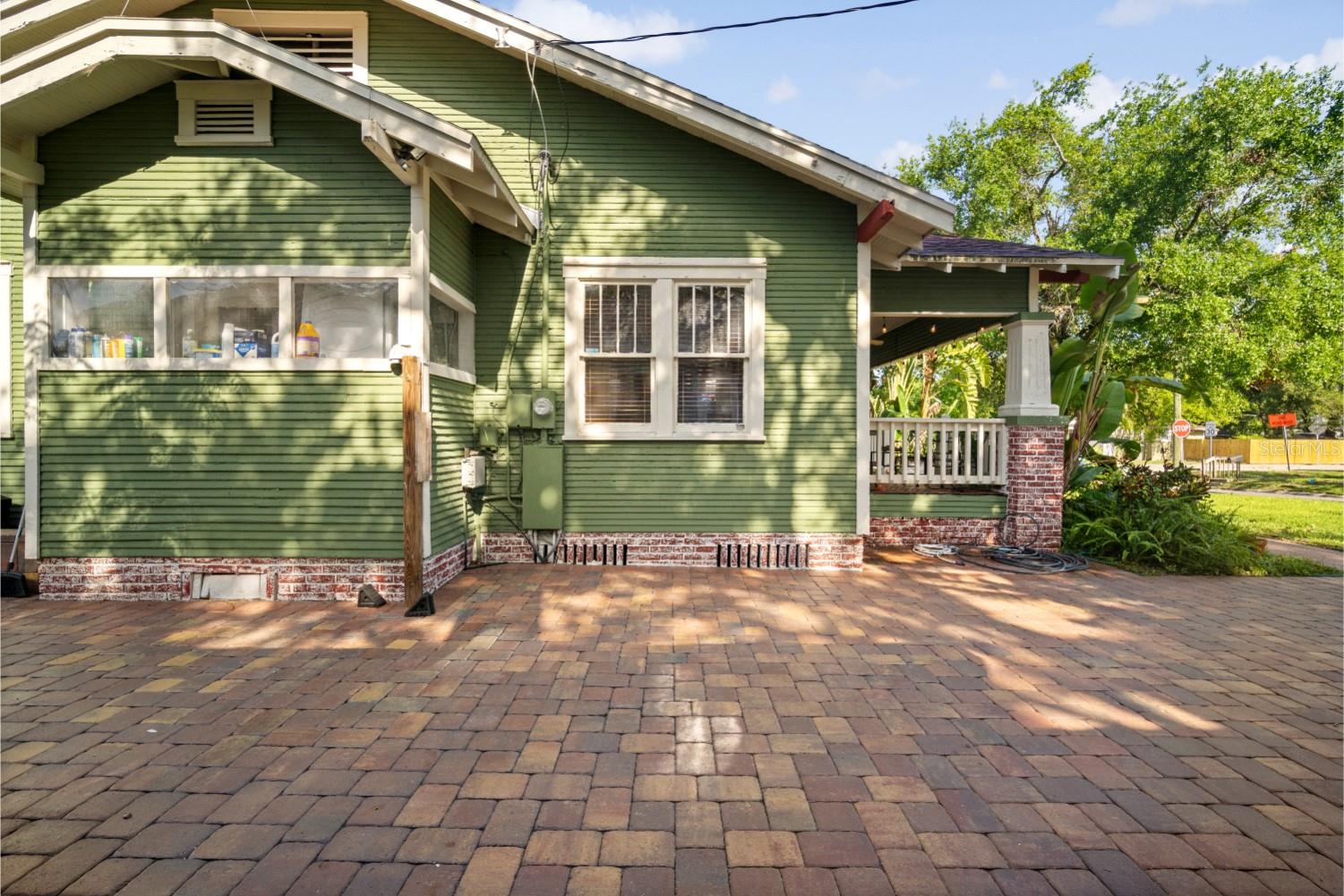 216 W SOUTH AVE