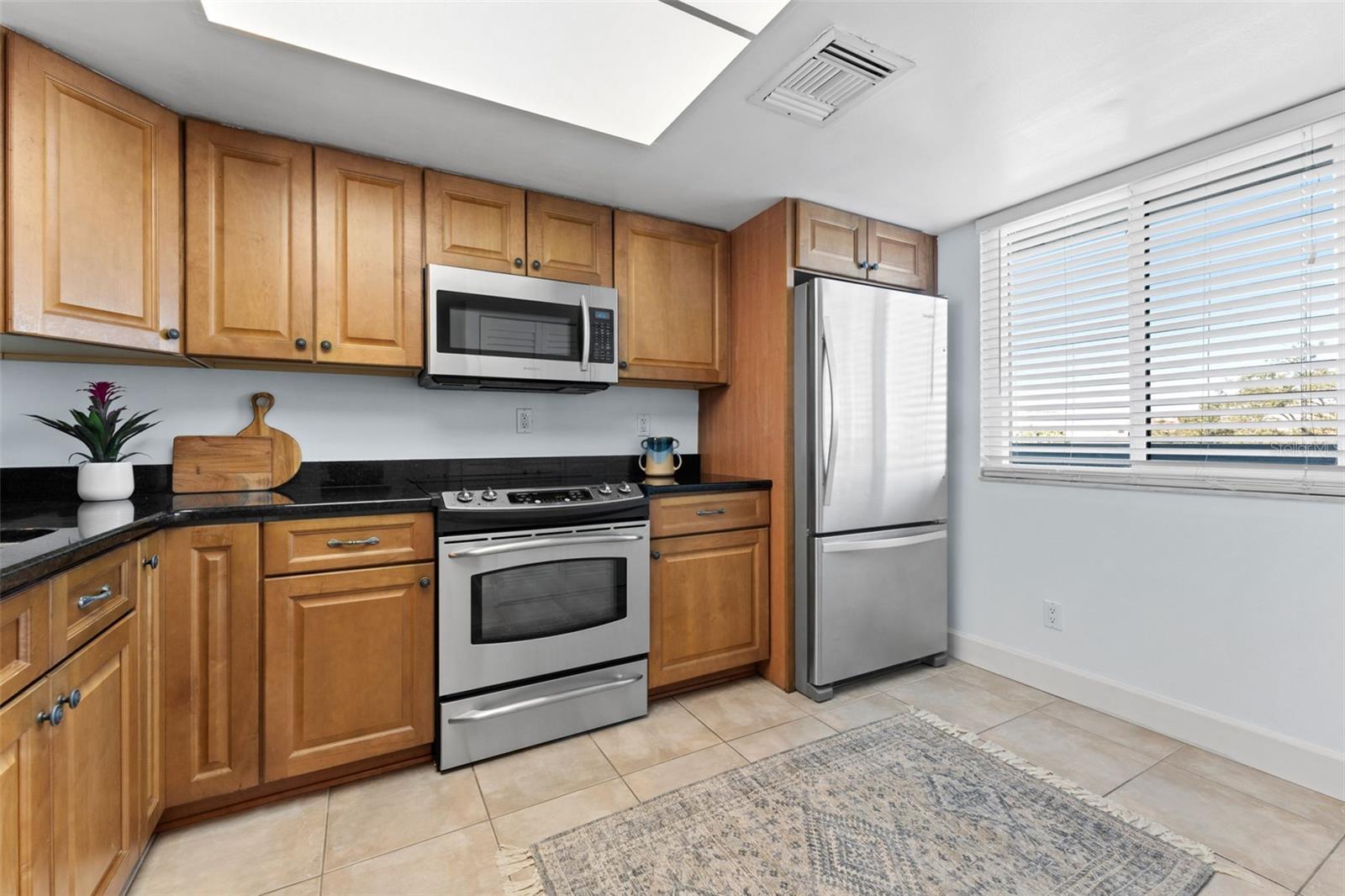 201 W LAUREL ST #503