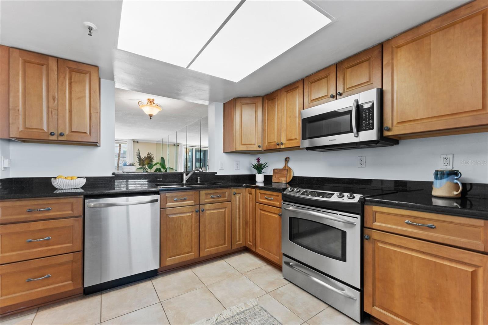 201 W LAUREL ST #503