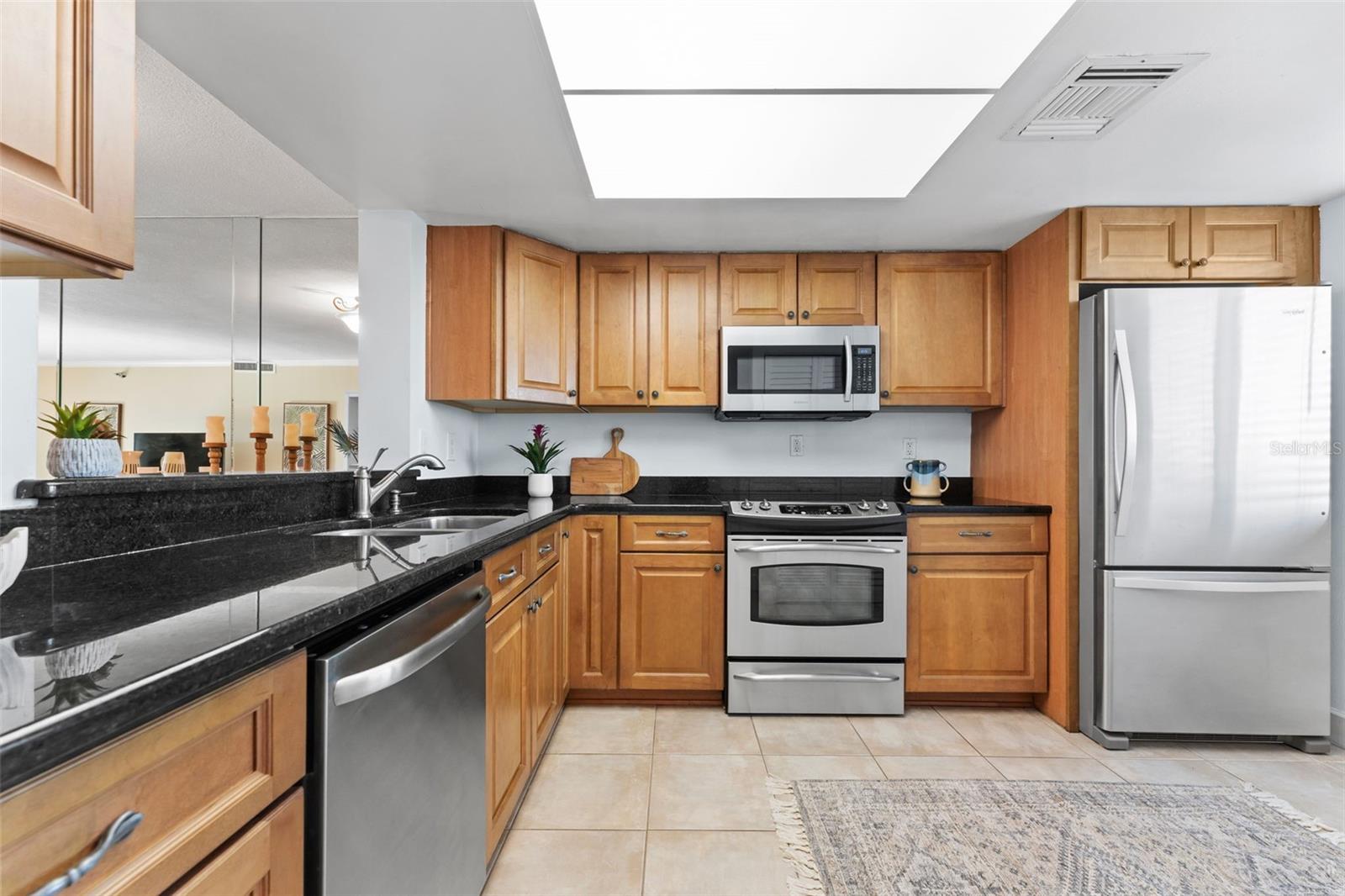 201 W LAUREL ST #503
